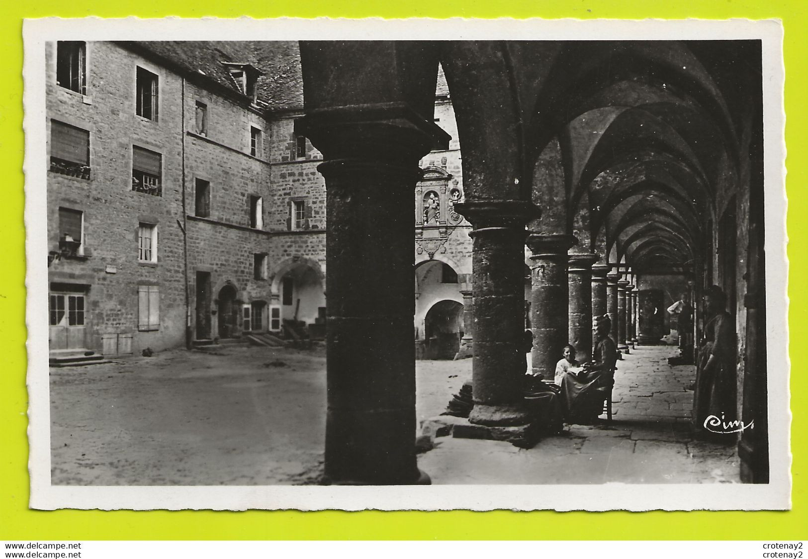 39 POLIGNY Jura La Cour De L'ancien Couvent Des Ursulines Animée Personnages Sous Les Arcades VOIR DOS - Poligny