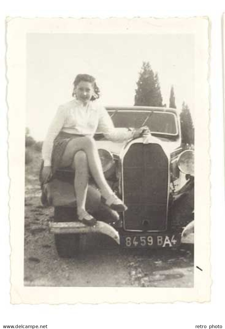 Photo Automobile Talbot ? Jeune Femme Au Jambes Croisées - Automobile