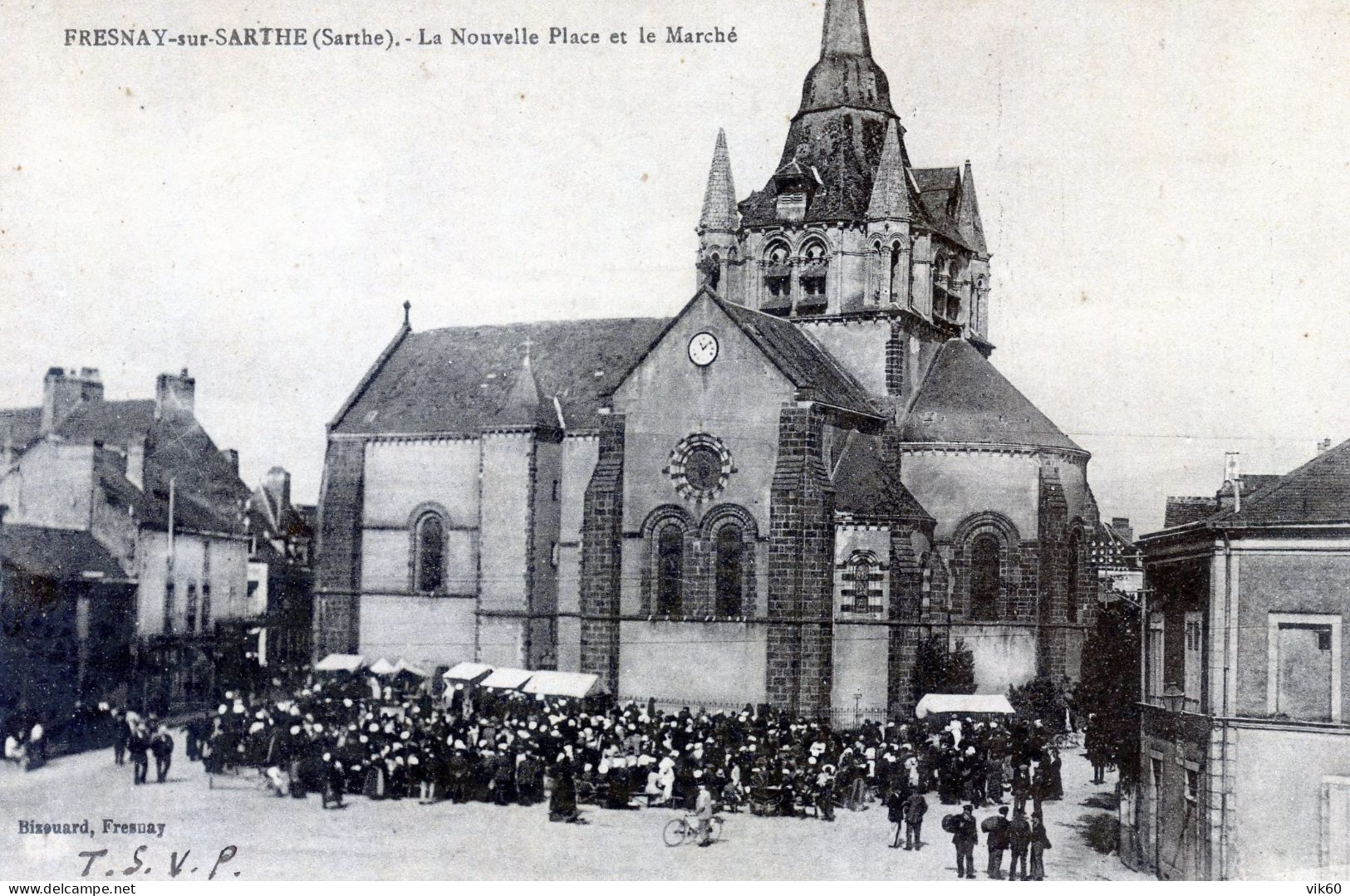 72   FRESNAY SUR SARTHE  LA NOUVELLE PLACE UN JOUR DE MARCHE - Autres & Non Classés