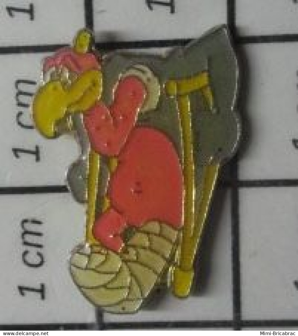 1818B  Pin's Pins / Beau Et Rare / ANIMAUX / OISEAU VAUTOUR ROSE ET GRIS AVEC LA PATTE CASSEE - Animaux