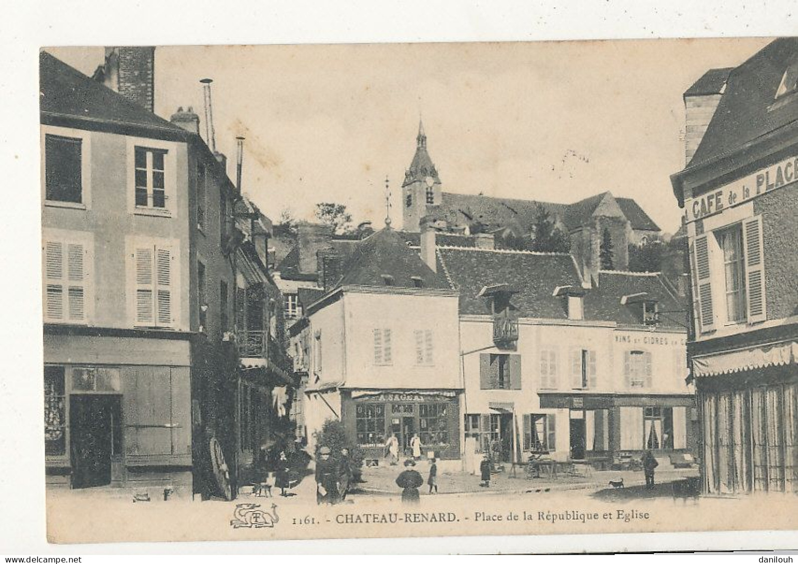 45 // CHATEAU RENARD   Place De La République Et église  1161 / Café De La Place - Autres & Non Classés