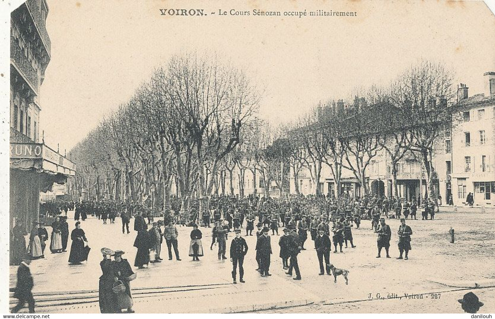 38 // VOIRON   Le Cours Sénozan Occupé Militairement ** - Voiron