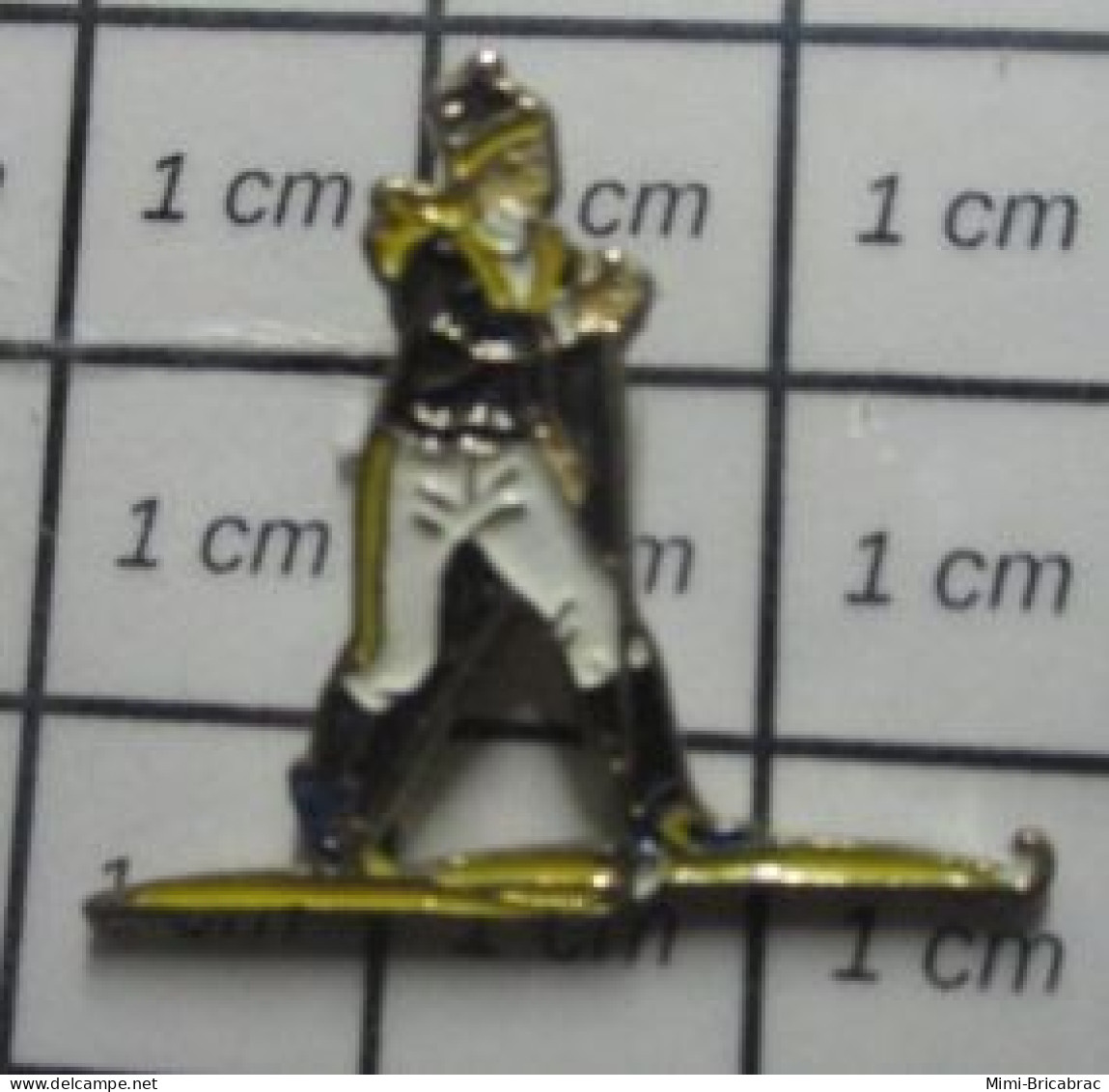 1818B Pin's Pins / Beau Et Rare / SPORTS / SKIEUR SKI DE FOND TENUE RETRO - Winter Sports