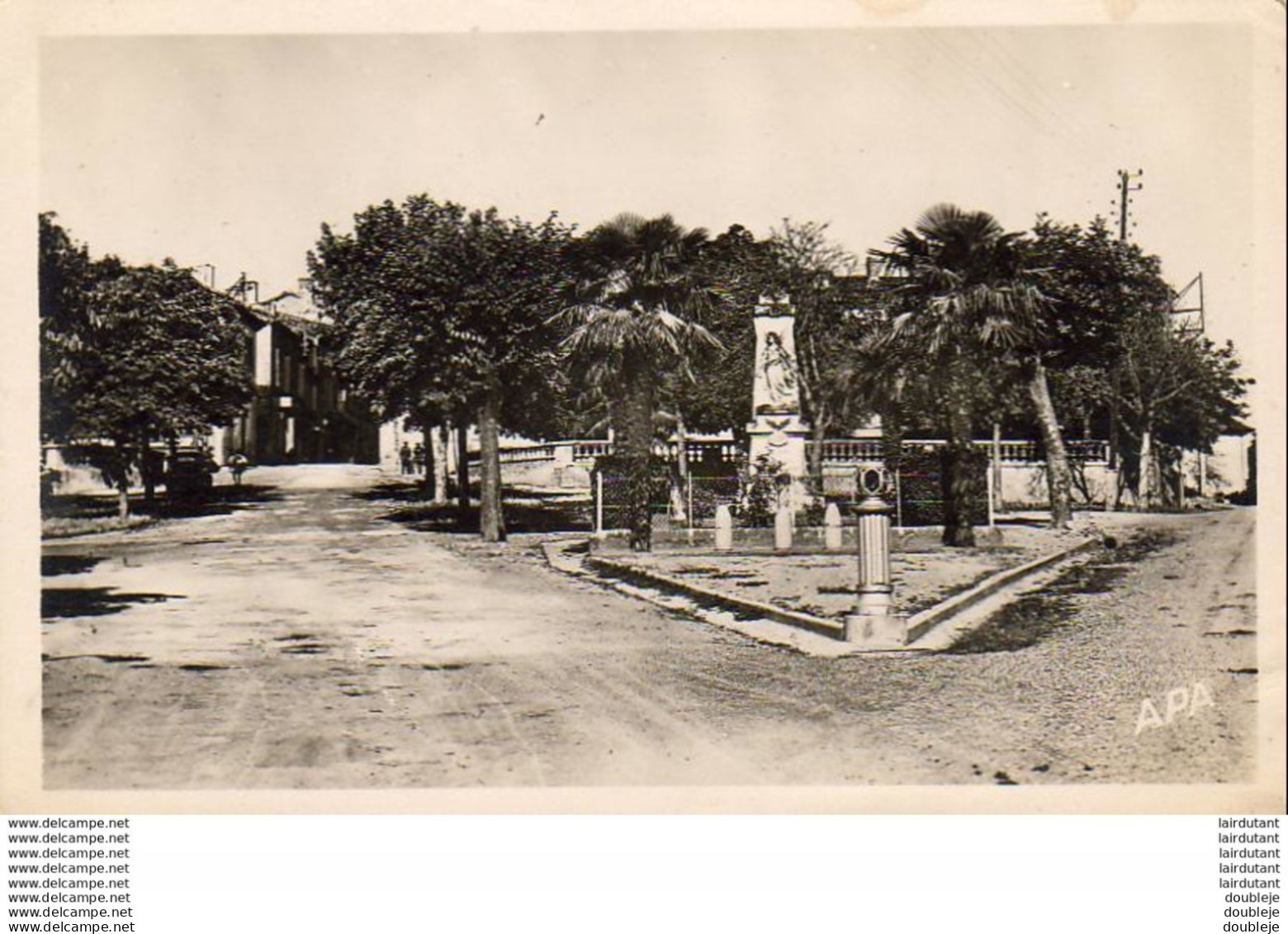 D32  JEGUN  Monument Aux Morts   ..... - Autres & Non Classés