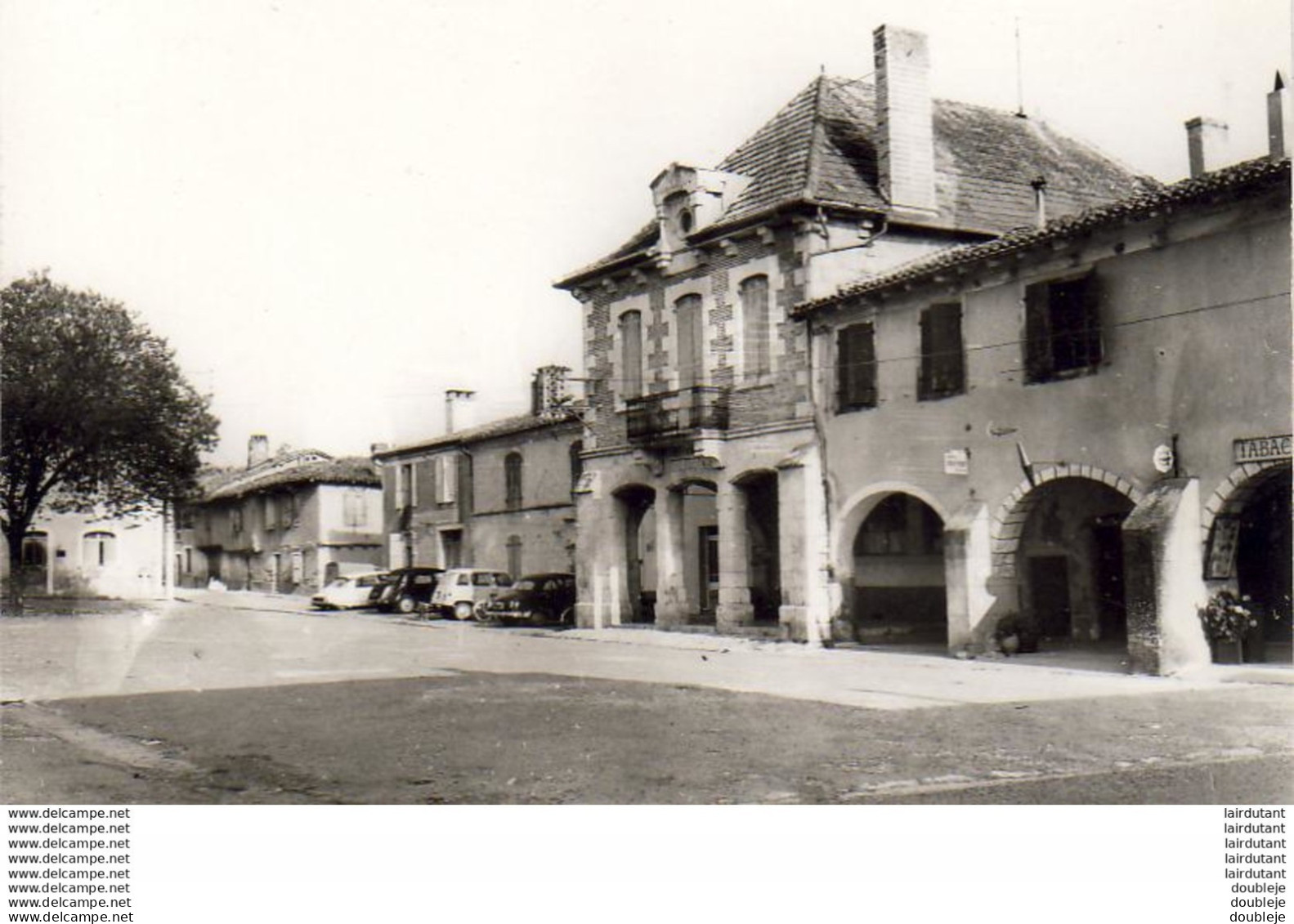 D32  SOLOMIAC  Un Coin De La Place- L'Ecole  ..... - Autres & Non Classés