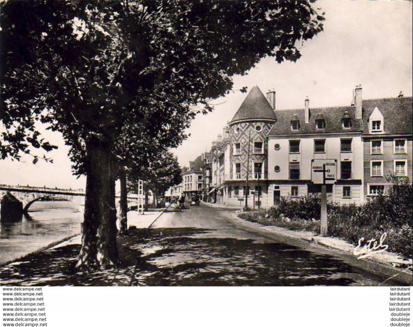 D45  GIEN  Le Quai Et Les Nouvelles Maisons Au Bord De La Loire - Gien