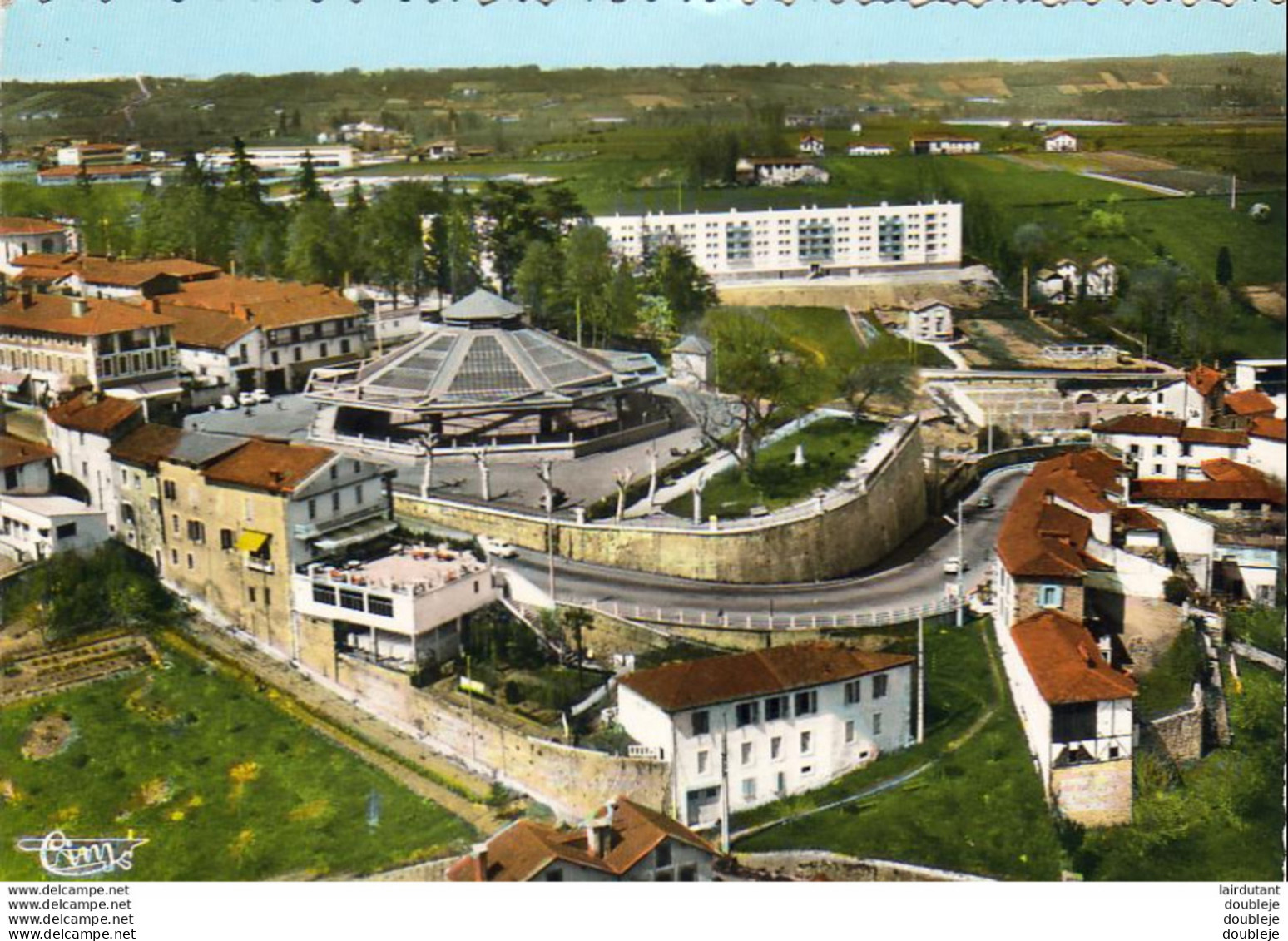 D31  MONTRÉJEAU  Les Halles Et La Cité Trianon Vue Aérienne - Montréjeau