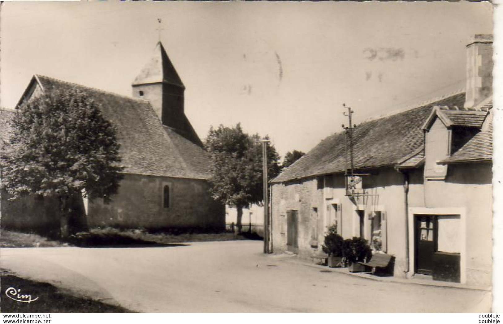 D72   LIGNIÈRES LA CARELLE   Le Bourg  .........  Carte Peu Courante - Autres & Non Classés