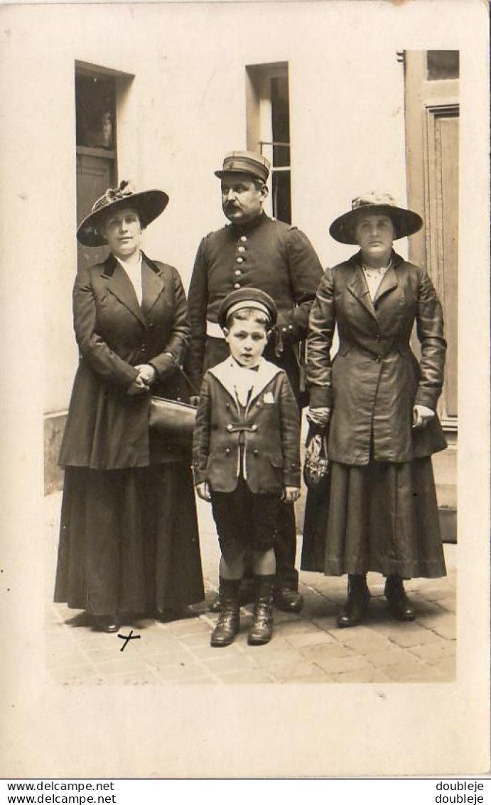 D75    CARTE PHOTO Une Famille à Paris En 1917 - Autres Monuments, édifices