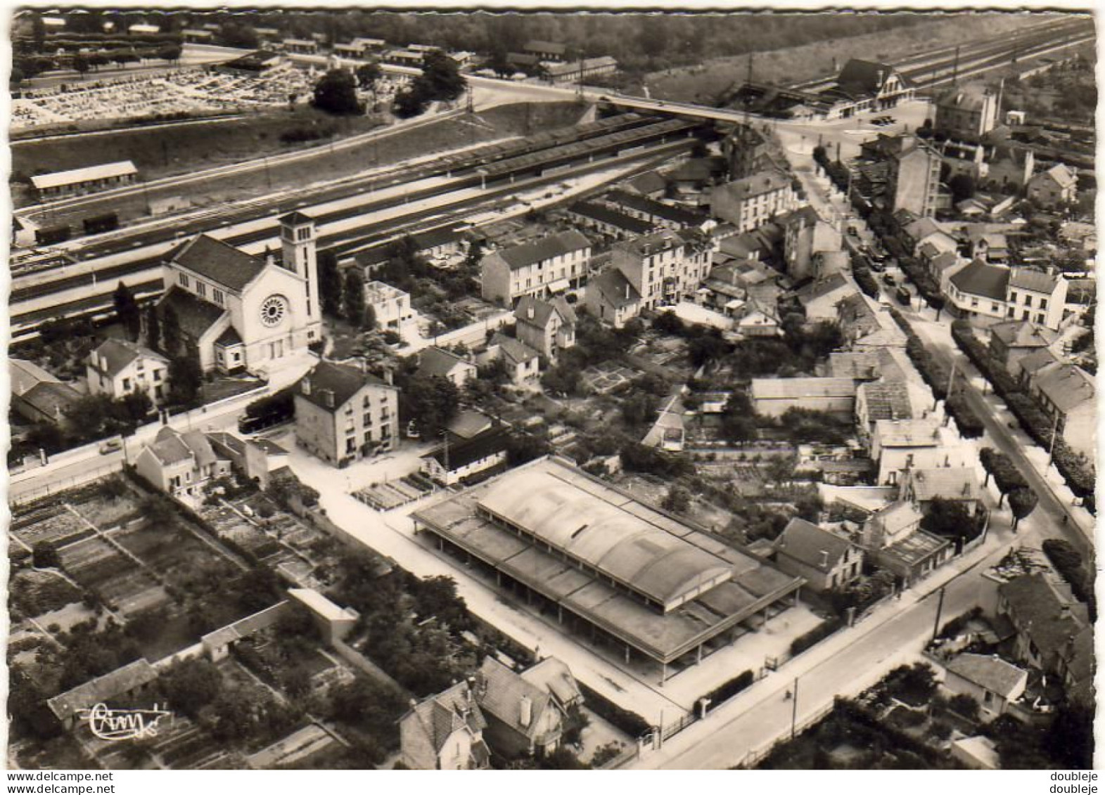 D77   VAIRES SUR MARNE    Vue Aérienne Sur Le Marché Couvert Et L'Église   .........  Carte Peu Courante - Vaires Sur Marne