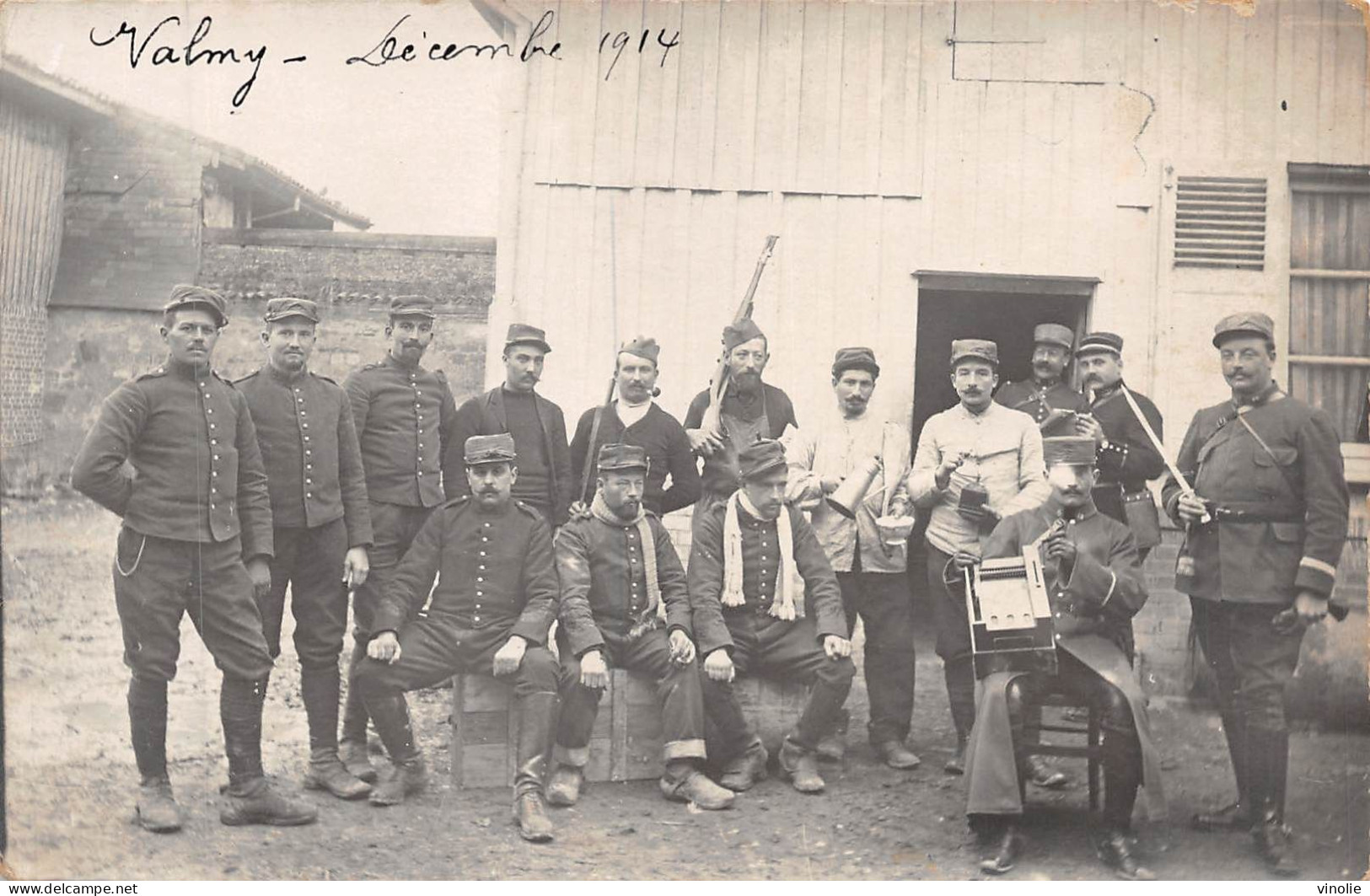 P-24-Mi-Is-1910 : CARTE-PHOTO. VALMY. GROUPE DE SOLDATS DECEMBRE 1914 - Autres & Non Classés