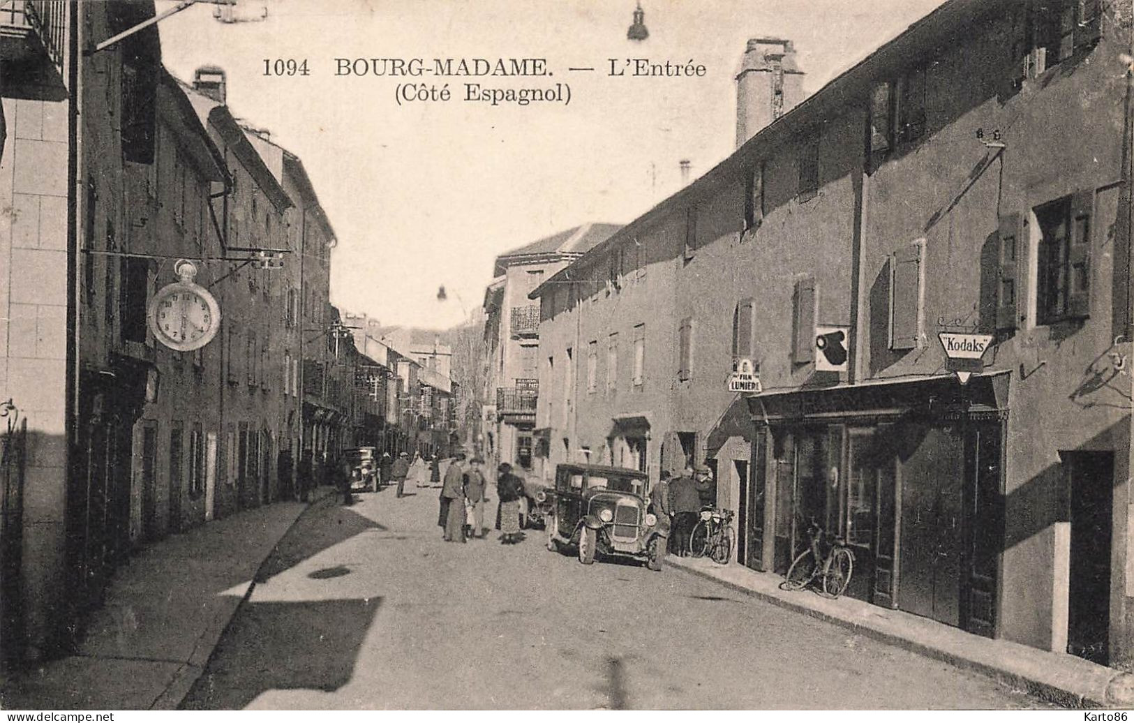 Bourg Madame * Rue , L'entrée Du Village , Côté Espagnol * Horlogerie Bijouterie * Automobile Voiture Ancienne - Andere & Zonder Classificatie