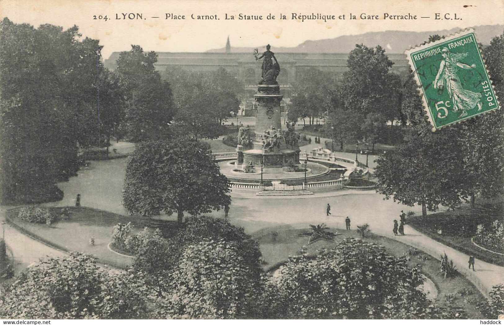 LYON : PLACE CARNOT. LA STATUE DE LA REPUBLIQUE ET LA GARE PERRACHE - Autres & Non Classés