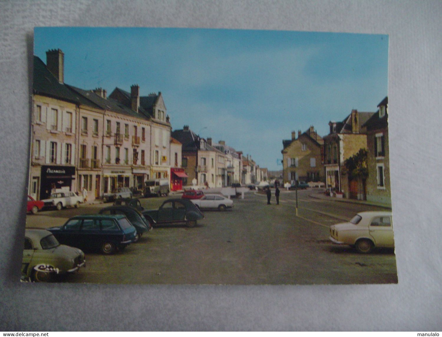 D 08 - Attigny - La Place Centrale - Voiture - Attigny