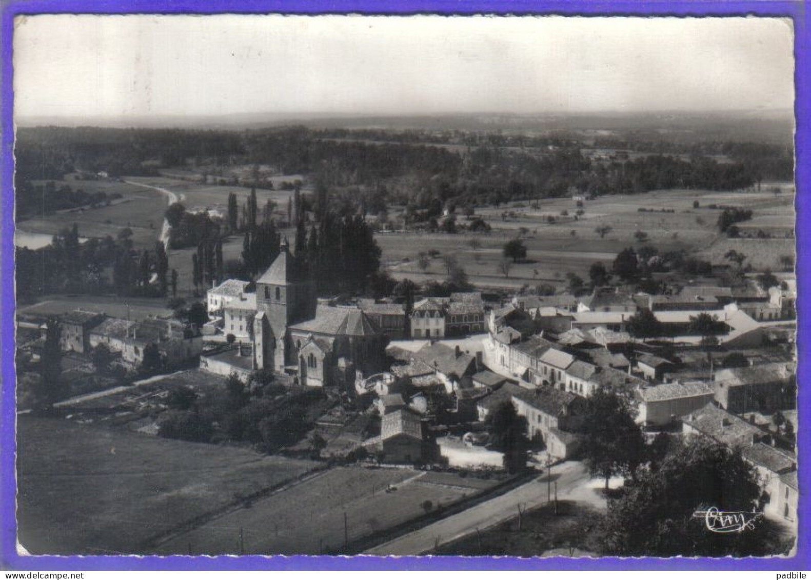 Carte Postale 24. Saint-Médard-de-Gurçon  Vue D'avion  Très Beau Plan - Other & Unclassified