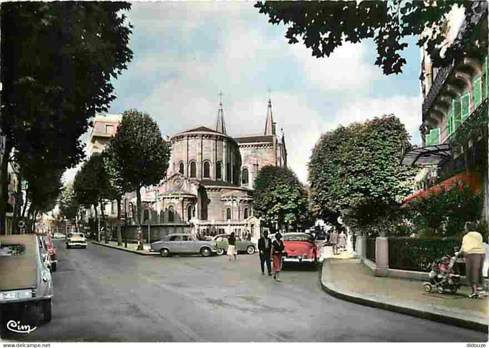 Automobiles - Vichy - Avenue Paul Donmer - Eglise Saint Louis - CPM - Voir Scans Recto-Verso - Voitures De Tourisme