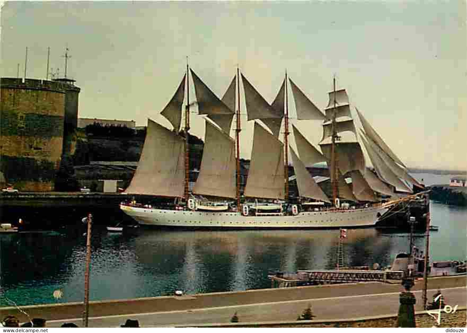 Bateaux - Voiliers - Bretagne - Voilier à 4 Mats Devant Le Château à Brest - CPM - Voir Scans Recto-Verso - Zeilboten