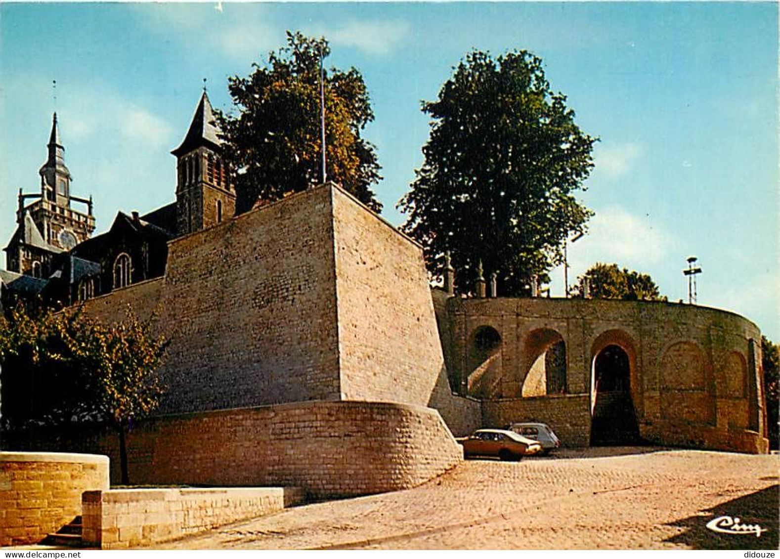 Belgique - Arlon - L'église St-Donat Et Les Remparts - Automobiles - Carte Neuve - CPM - Voir Scans Recto-Verso - Arlon