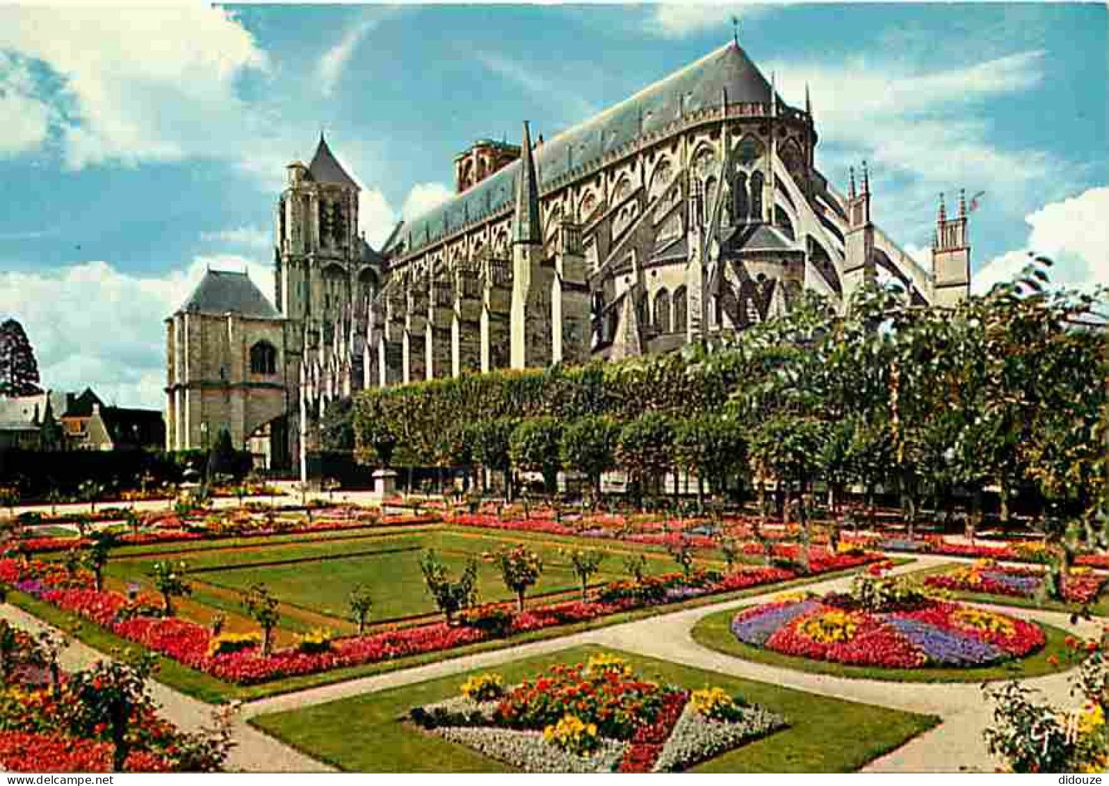 18 - Bourges - La Cathédrale Saint Etienne - Jardin De L'hôtel De Ville - Fleurs - Carte Neuve - CPM - Voir Scans Recto- - Bourges