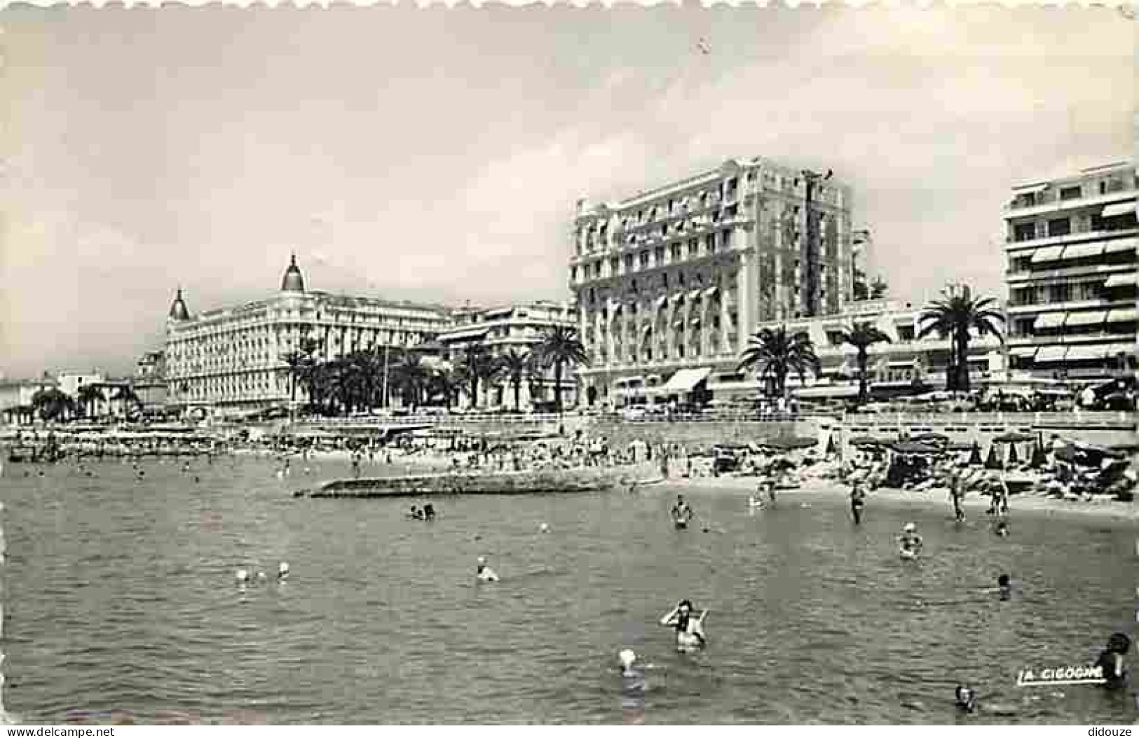 06 - Cannes - La Plage Et La Croisette - CPM - Voir Scans Recto-Verso - Cannes