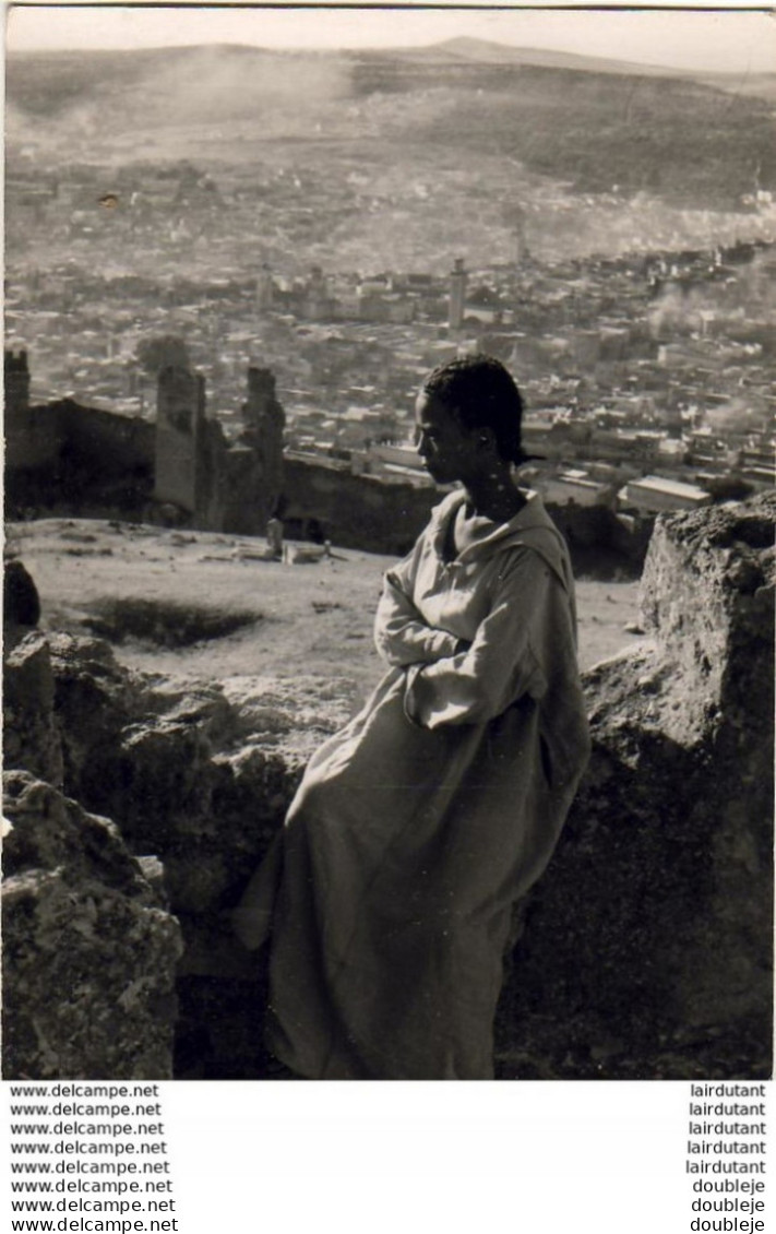 MAROC   FÈS  Vue Du Tombeau Des Mérénides , Une Odolescente (sic ) Immobile Visage Photographique Du Maroc Sans N° - Fez (Fès)