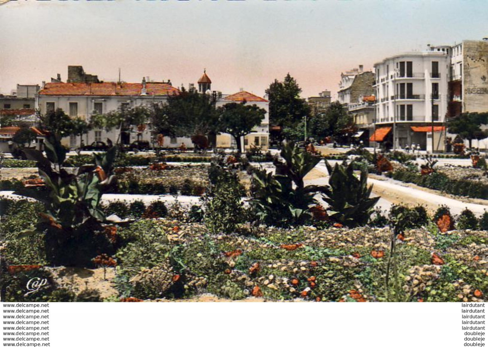 ALGERIE  SIDI BEL-ABBES  La Nouvelle Place Et L'entrée Du Boulevard De La République  ..... ( Ref FA598 ) - Sidi-bel-Abbès