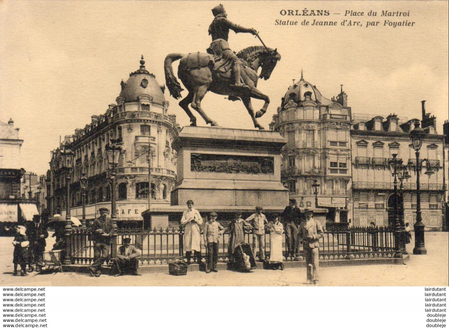 D45  ORLEANS  Place Du Martroi- Statue De Jeanne D' Arc, Par Foyatier  ..... - Orleans