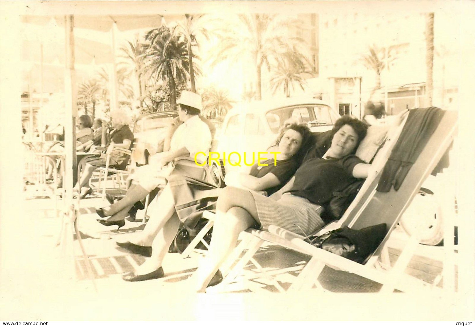 06 Nice, Photo Format Cp De Touristes Sur Des Chaises-longues Sur La Promenade Des Anglais, 1953 - Autres & Non Classés