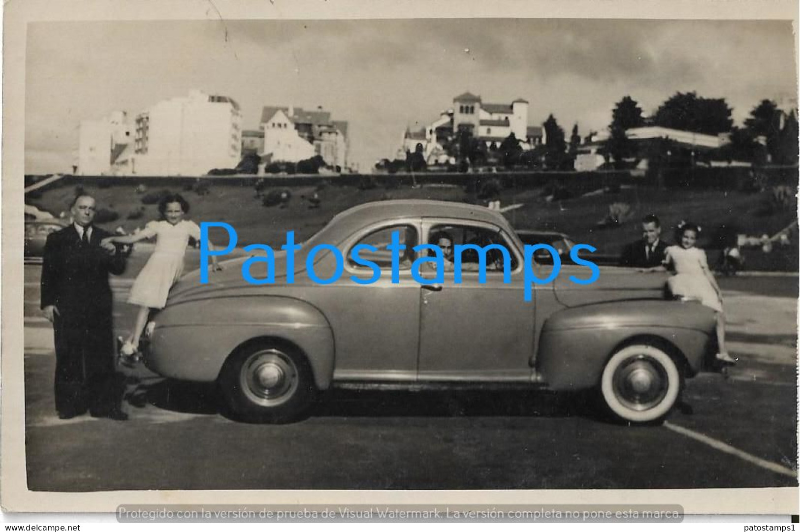 228887 ARGENTINA AUTOMOBILE OLD CAR AUTO COUPE AND FAMILY PHOTO NO POSTAL POSTCARD - Argentine