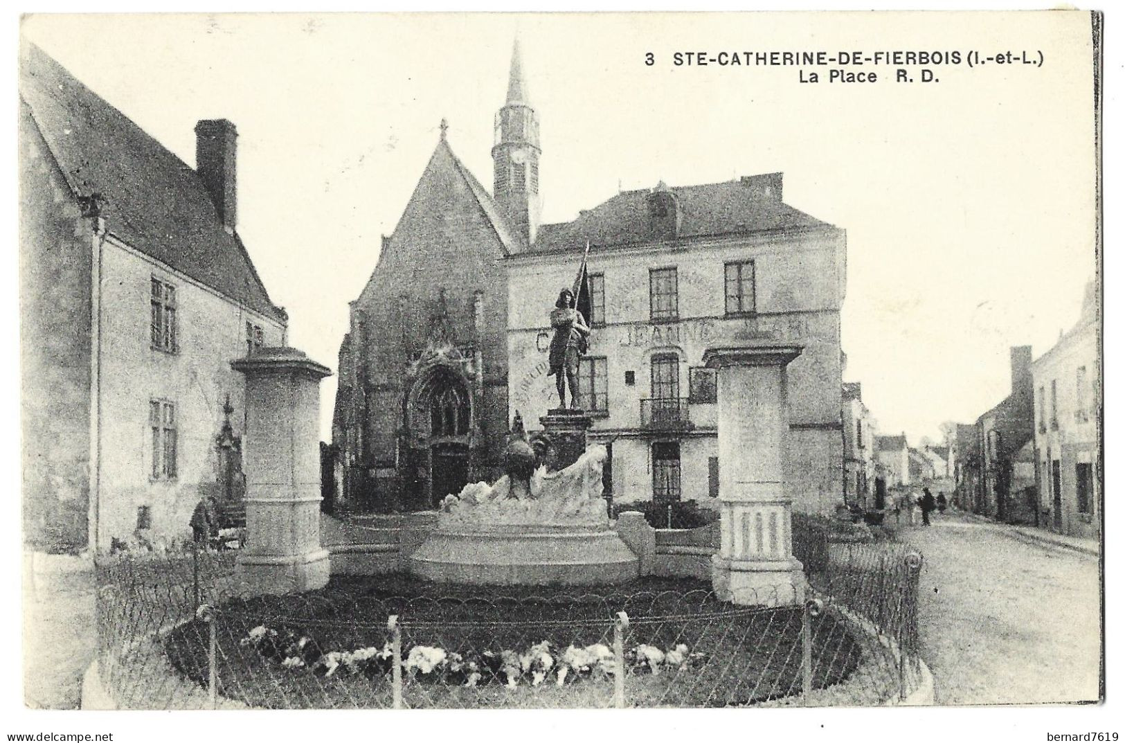 37  Sainte Catherine De Fierbois -  La Place - Sonstige & Ohne Zuordnung