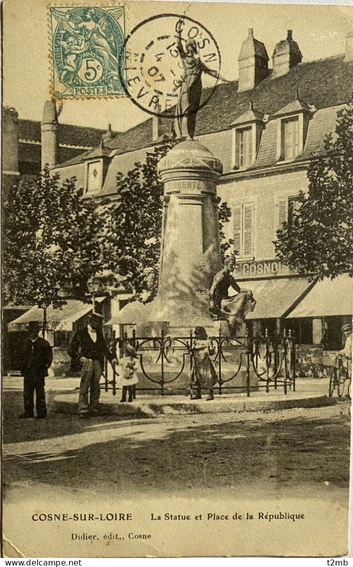 CPA (Nièvre) COSNE SUR LOIRE. La Statue Et Place De La République - Cosne Cours Sur Loire