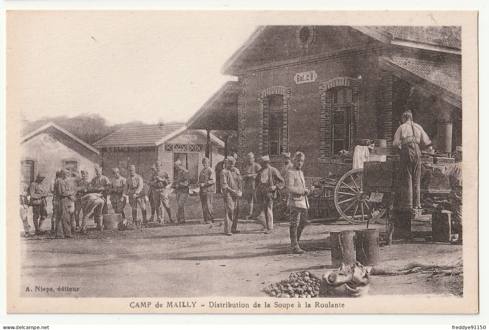 10 . MAILLY LE CAMP . DISTRIBUTION DE LA SOUPE A LA ROULANTE . SOLDATS . EDIT : A . NIEPS - Mailly-le-Camp