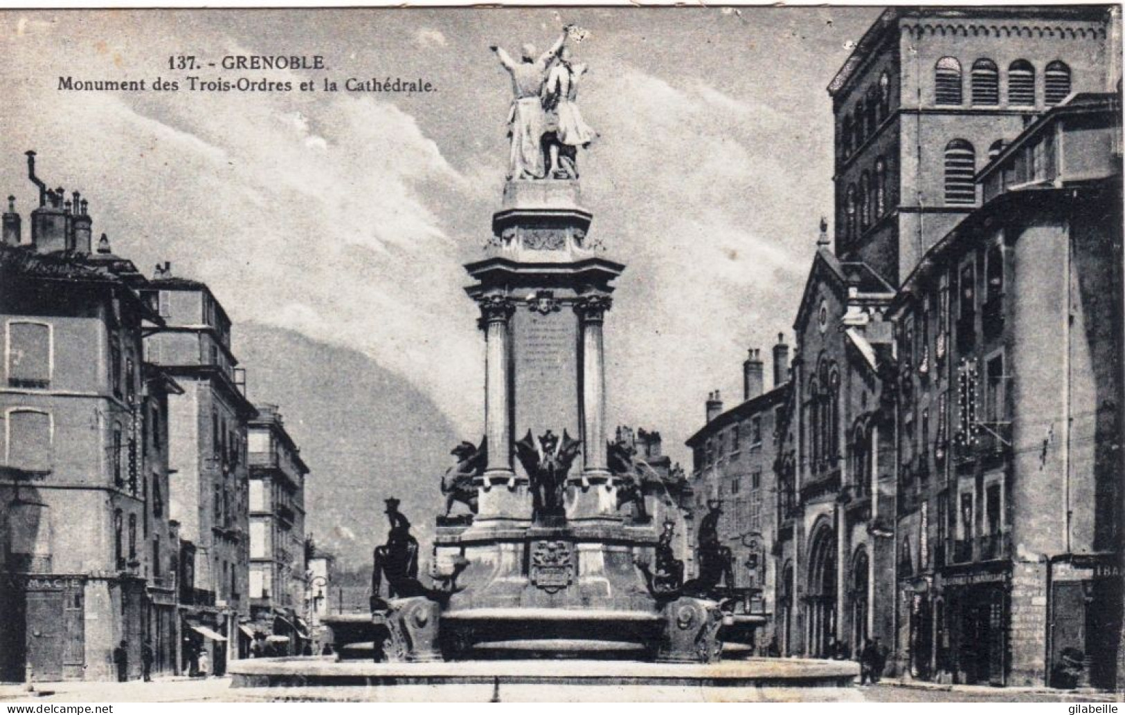 38 - Isere - GRENOBLE - Monument Des Trois Ordres Et La Cathedrale - Grenoble