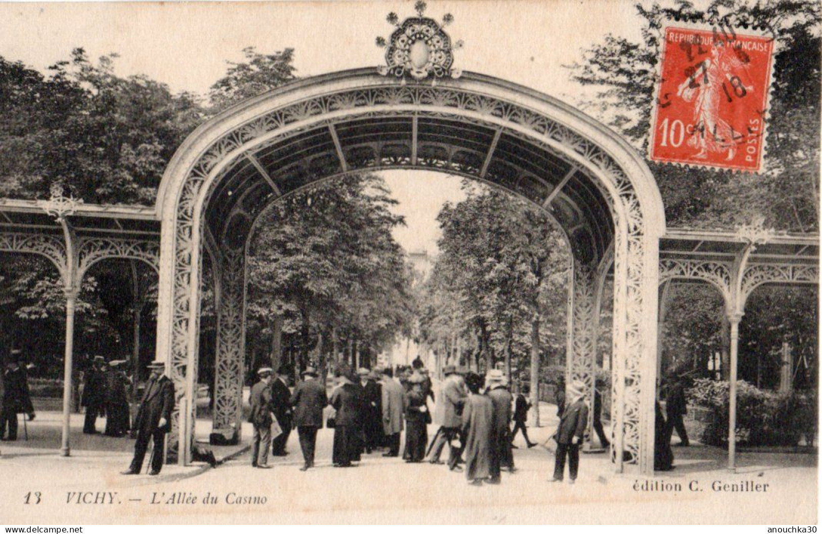 03  CPA  VICHY L'ALLEE DU CASINO - Vichy