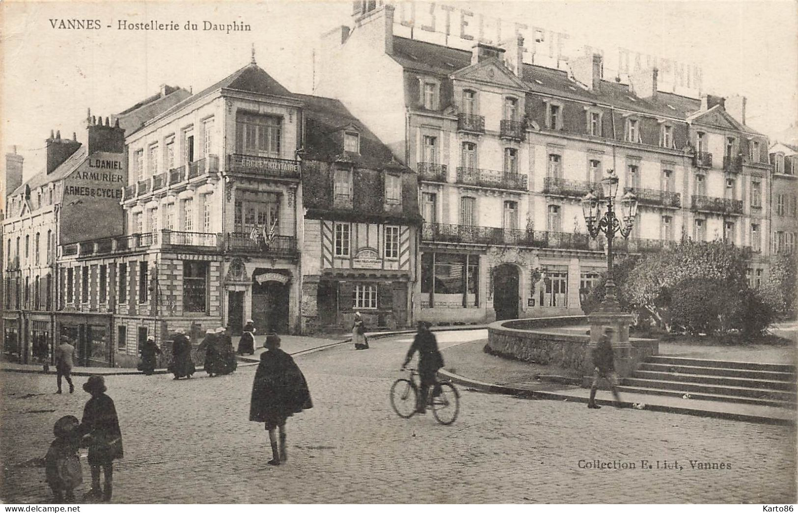 Vannes * Hostellerie Du Dauphin * L. DANIEL Armurier Armes & Cycles * Place - Vannes