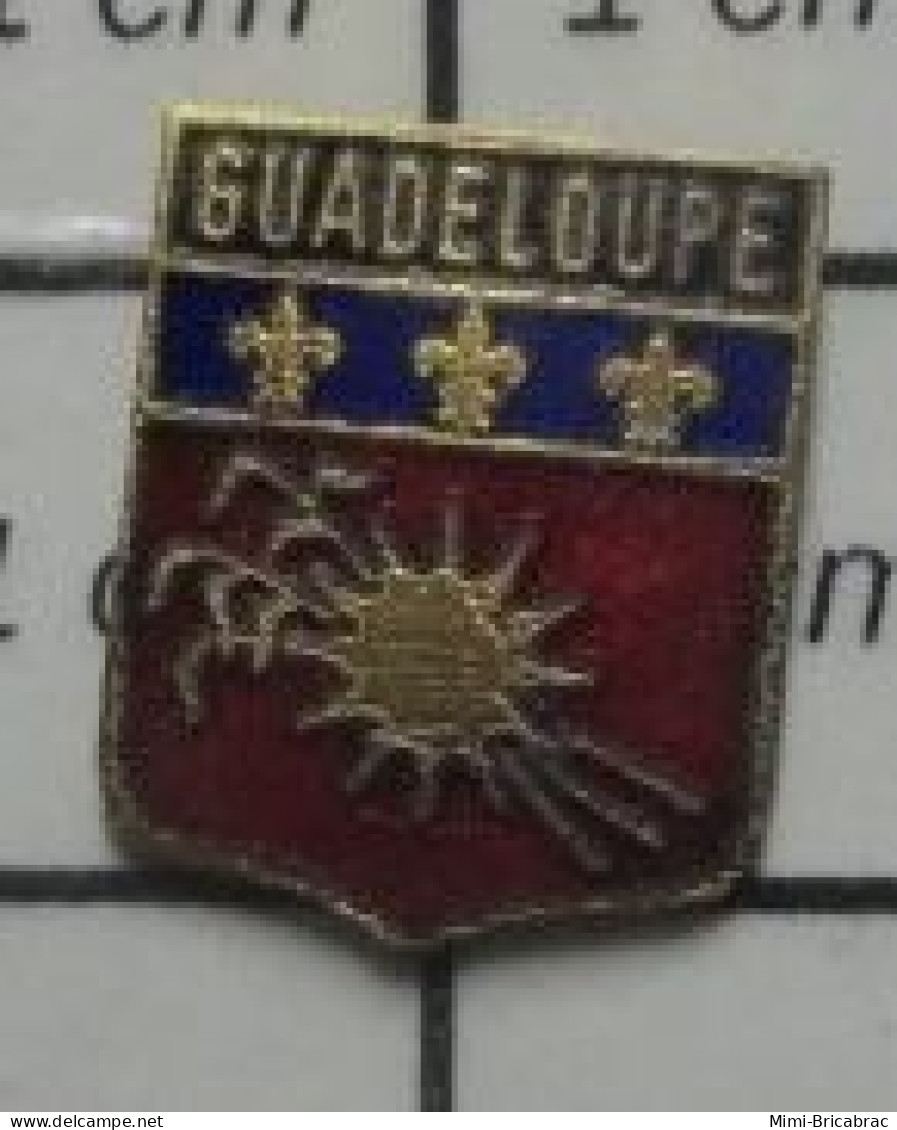 1818B Pin's Pins / Beau Et Rare / AUTRES / GUADELOUPE  ECUSSON BLASON Mini Pin's - Autres & Non Classés