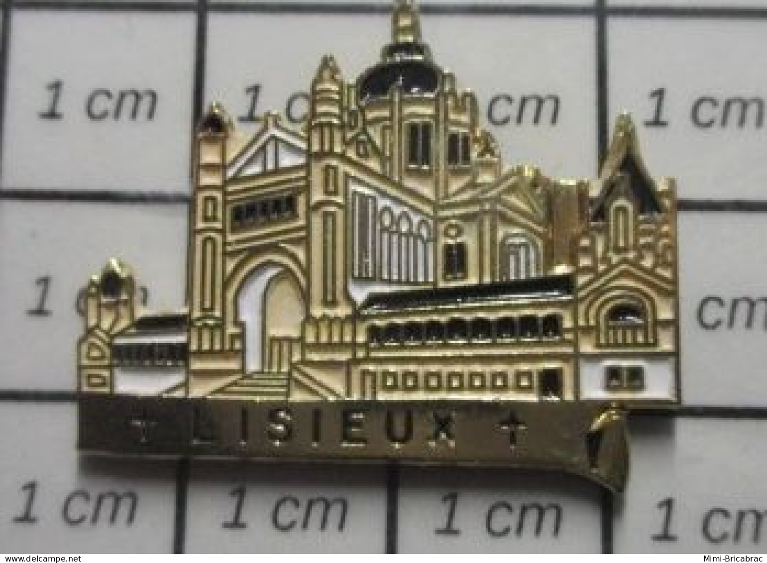 1818B Pin's Pins / Beau Et Rare / VILLES / BASILIQUE DE LISIEUX CALVADOS - Villes