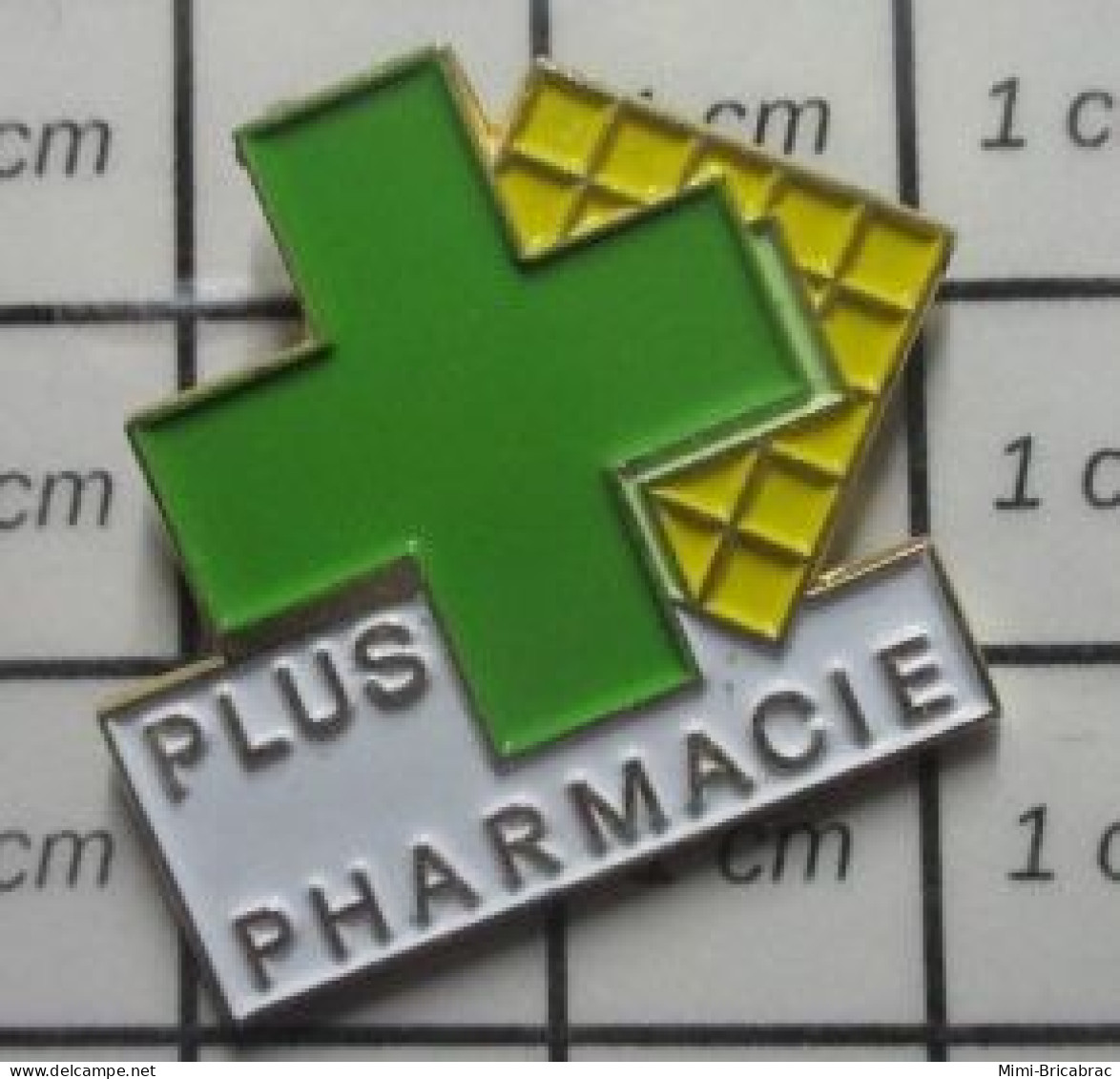 1818b Pin's Pins / Beau Et Rare : MEDICAL / CROIX VERTE PLUS PHARMACIE - Medizin