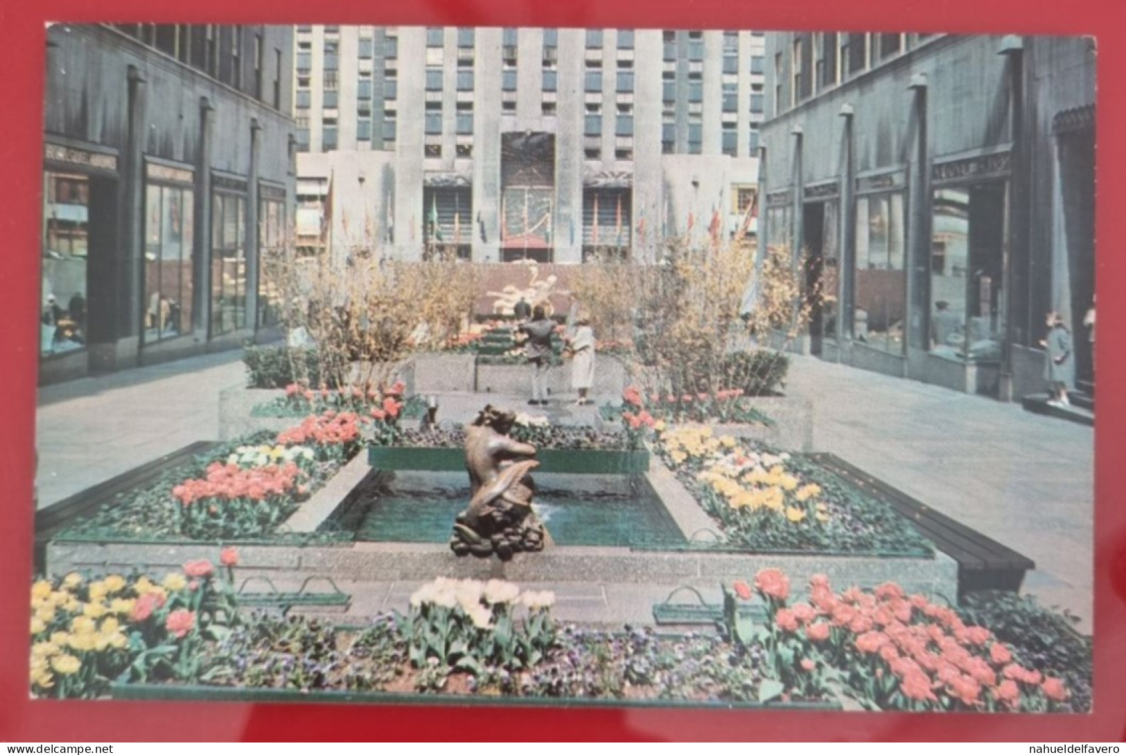 Uncirculated Postcard - USA - NY, NEW YORK CITY - ROCKEFELLER CENTER CHANNEL GARDEN - Piazze