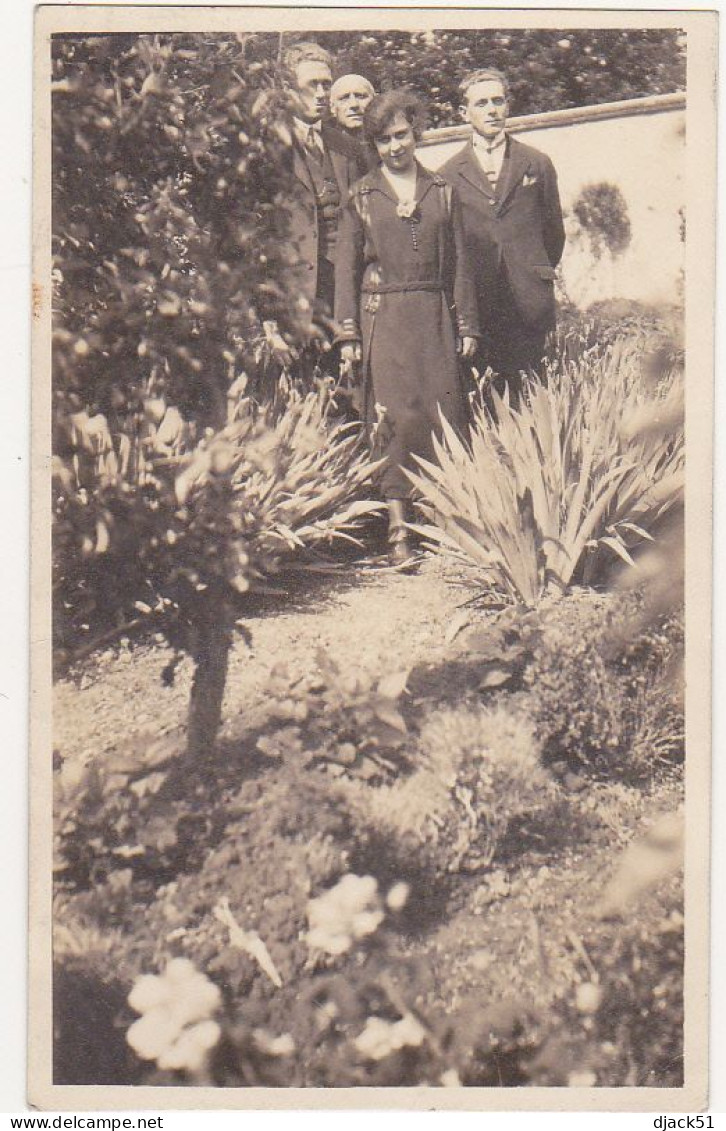 CARTE PHOTO - 1922 - Personnes Dans Un Jardin - Photographs