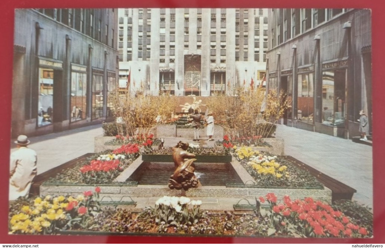 Uncirculated Postcard - USA - NY, NEW YORK CITY - ROCKEFELLER CENTER CHANNEL GARDEN - Piazze