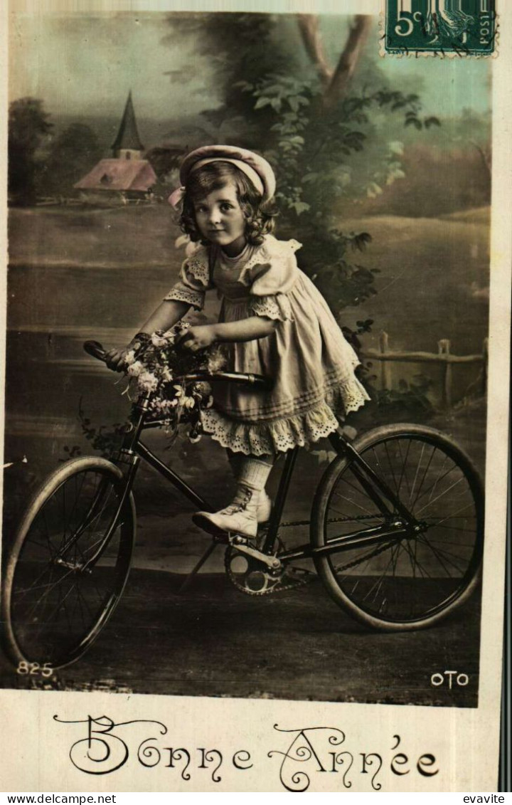 CPA Glacée Oto 825   -  Bonne Année   Fillette Sur Une Bicyclette - Anno Nuovo