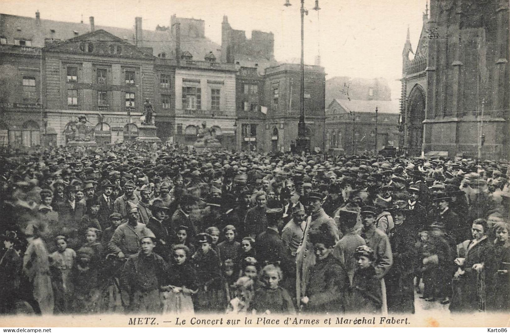 Metz * Le Concert Sur La Place D'armes Et Maréchal Fabert * Jour De Fête - Metz