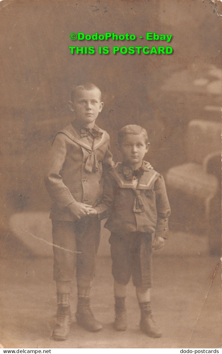 R359404 Two Little Boys In Pioneer Costumes. Leon H. Fia - Monde