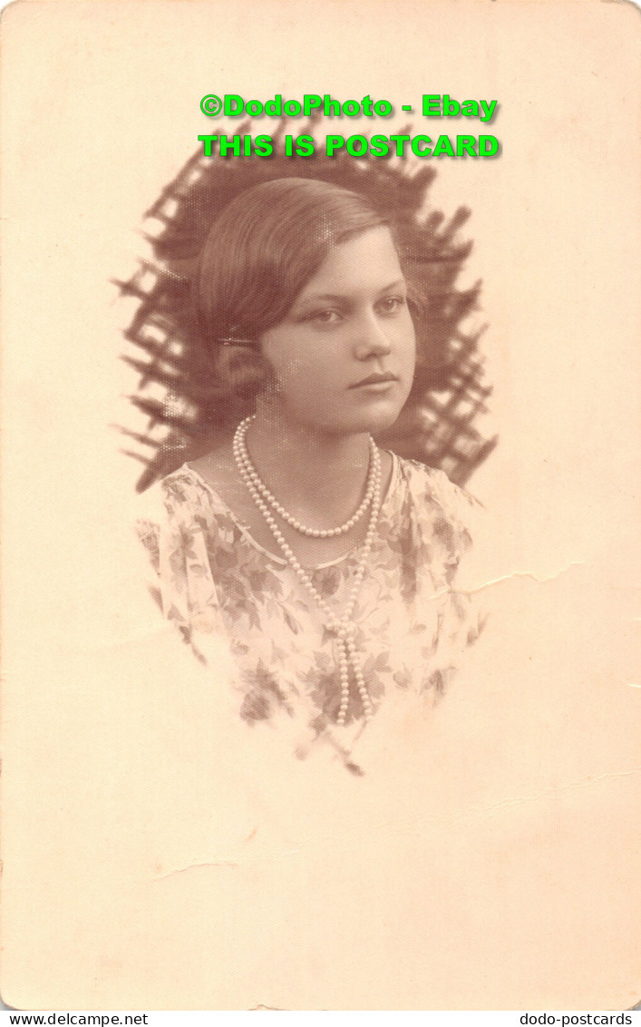 R359406 A Young Girl With A Necklace Around Her Neck. Postcard - Monde