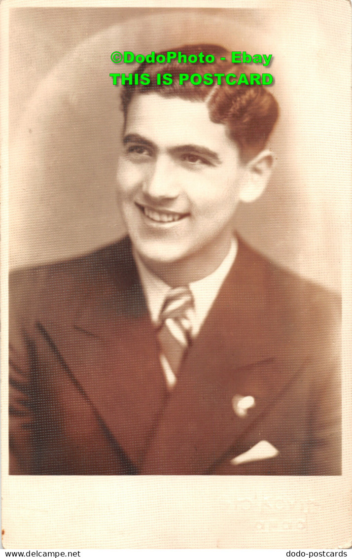 R359407 A Young Smiling Man In A Suit. Postcard - Monde