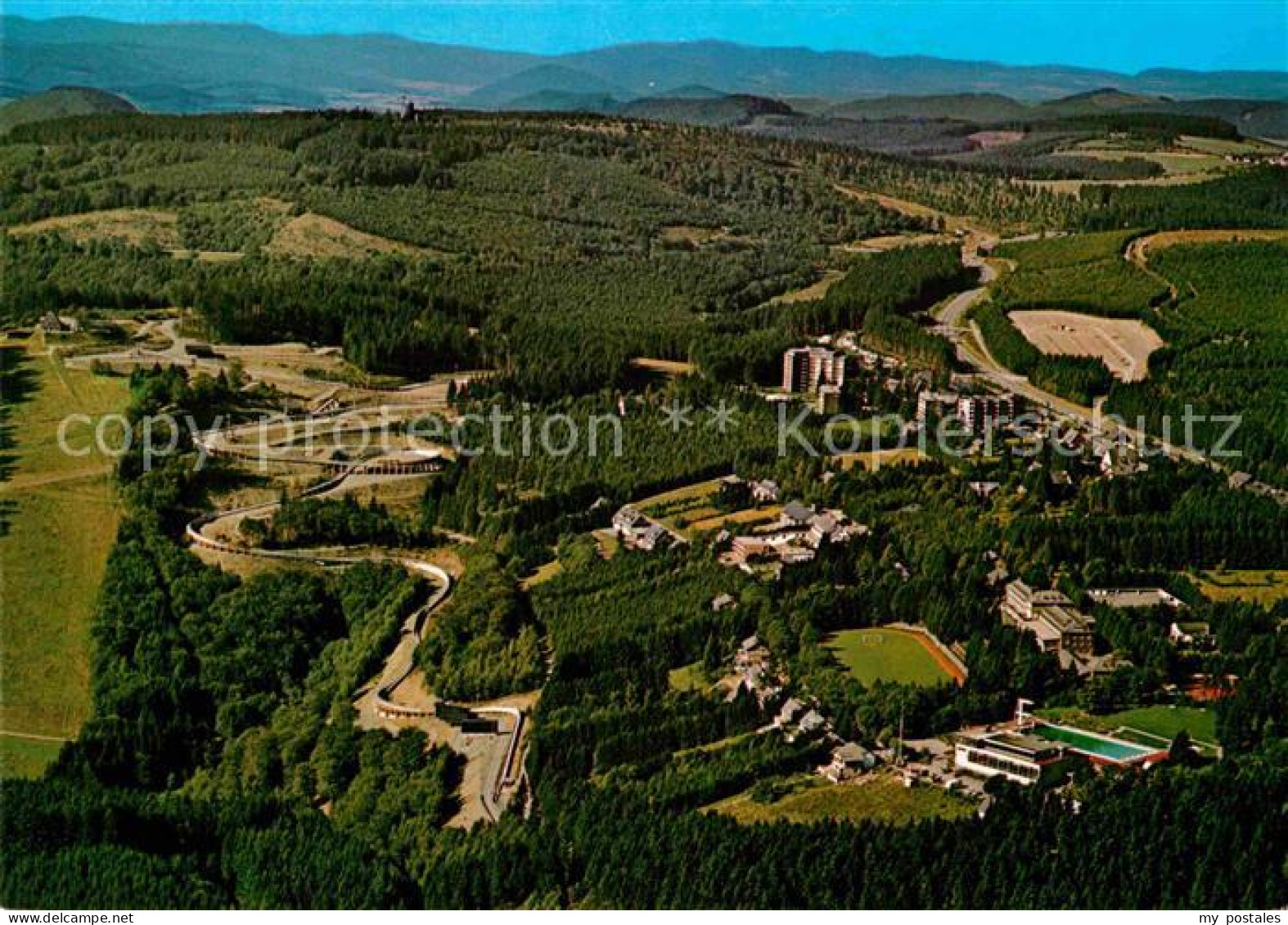 72781888 Winterberg Hochsauerland Blick Auf Die Bobbahn Im Hintergrund Kahler As - Winterberg