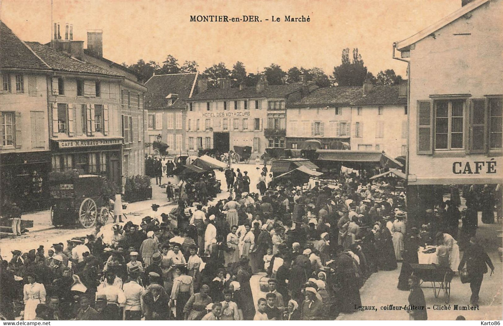 Montier En Dier * La Place Du Village Un  Jour De Marché * Foire Marchands * Café - Montier-en-Der