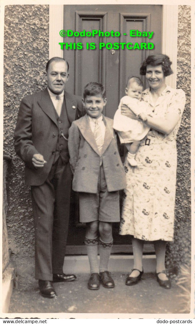 R359464 Family Photo. A Man With A Woman And Two Children. 1938 - World