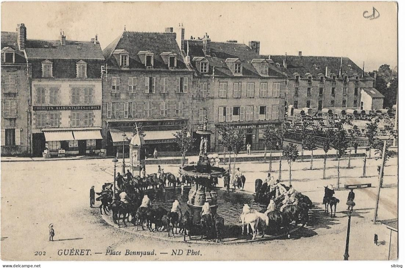 CPA - GUERET - Place Bonnyaud - Animée - Chevaux - Guéret